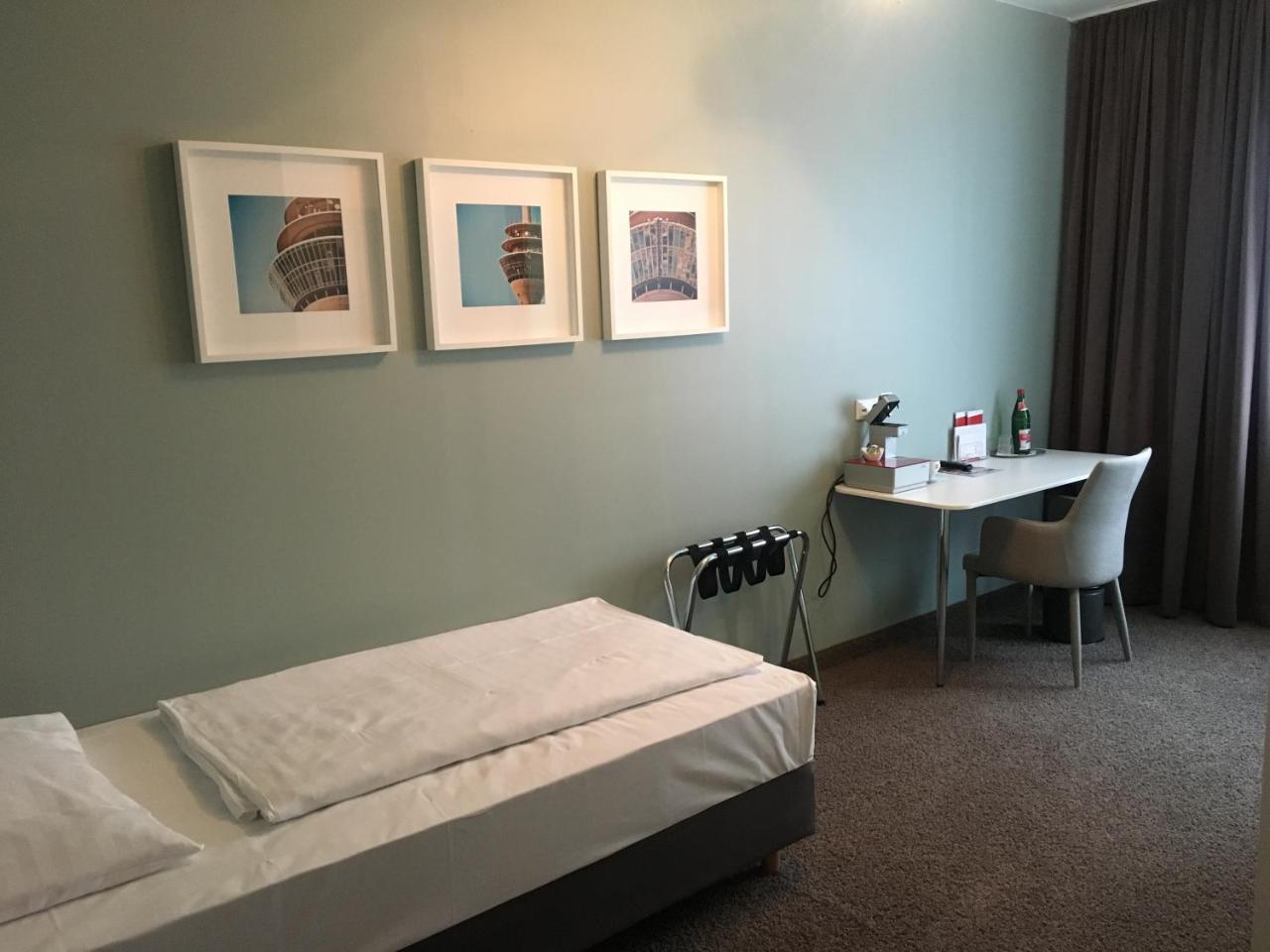 MAX Hotel Düsseldorf Buitenkant foto